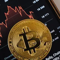 Ilustrasi mata uang Bitcoin beserta pergerakannya. (Credits: pexels.com by Karolina Grabowska)