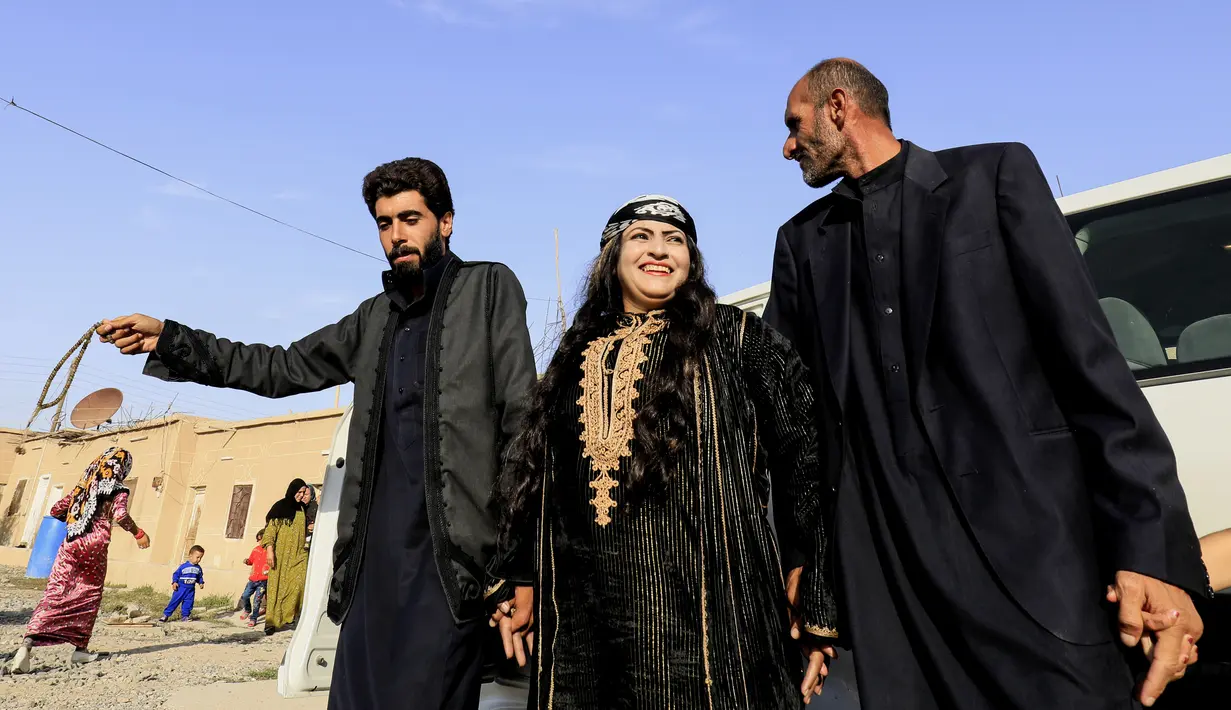 Prosesi yang digelar saat pernikahan pasangan Suriah, Ahmed dan Heba di Raqqa, Suriah (27/10). Usai Kota Raqqa diduduki ISIS, pasangan pengantin ini merupakan yang pertama menggelar pernikahan. (AFP Photo/Delil Souleiman)