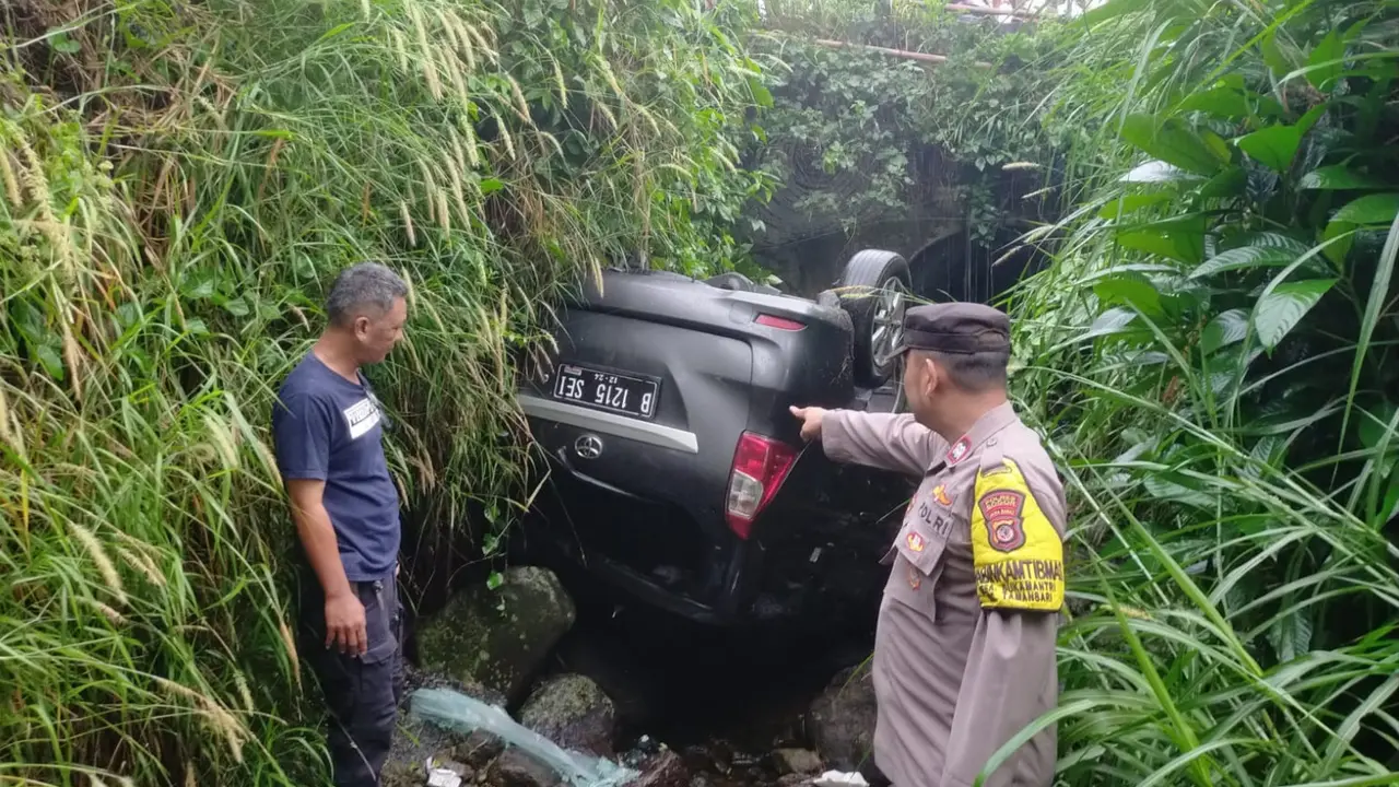 Sebuah mobil minibus terjun ke parit sedalam 3 meter di Jalan Kapten Yusuf, Kecamatan Tamansari, Kota Kabupaten Bogor, Jawa Barat, Senin (19/6/2023).