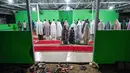 Diketahui, pemerintah setempat masih terus mengupayakan penyelesaian pembangunan Huntara. Tampak dalam foto, warga yang tinggal di tempat penampungan sementara bagi korban banjir melaksanakan salat berjamaah di sebuah aula di Meureudu, Kabupaten Pidie Jaya, Provinsi Aceh pada 21 Februari 2026, setelah banjir dan tanah longsor dahsyat melanda Sumatra, akhir November 2025 lalu. (CHAIDEER MAHYUDDIN/AFP)