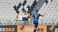 Penyerang Juventus, Cristiano Ronaldo mencoba melakukan tendangan salto di kotak penalti Lecce. (Twitter/Juventus)