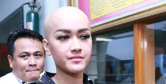 Datang di Pengadilan Negeri Jakarta Selatan, Julia Perez dikawal vorijder Polisi Militer. Bunyi sirine kagetkan wartawan yang menunggunya. (Adrian Putra/Bintang.com)