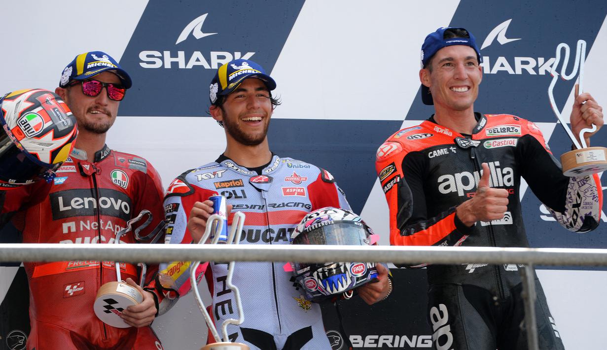 (kiri ke kanan) Pembalap Ducati Lenovo Jack Miller, pembalap Gresini Racing Enea Bastianini, dan pembalap Aprilia Aleix Espargaro merayakan di podium setelah MotoGP Prancis 2022 di Sirkuit Bugatti, Le Mans, Prancis, 15 Mei 2022. Enea Bastianini berhasil menang dramatis di MotoGP Prancis 2022. (JEAN-FRANCOIS MONIER/AFP)