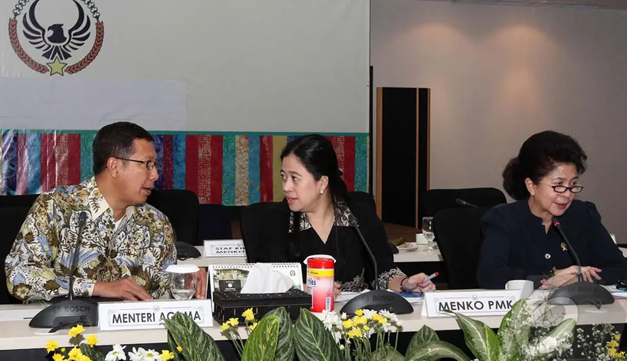 Menag Lukman Hakim Saifuddin dan Menko Pembangunan Manusia dan Kebudayaan (PMK) Puan Maharani terlihat berbincang saat rapat koordinasi tingkat menteri di Kantor Kemenko PMK, Jakarta, Kamis (11/12/2014). (Liputan6.com/Miftahul Hayat)