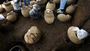Artefak yang ditemukan di pemakaman berusia lebih dari 1.200 tahun di lokasi pembangunan Stadion Bisbol Nasional yang baru di Managua, Nikaragua, Selasa (20/6). Barang-barang yang ditemukan akan dipamerkan di Museum Budaya Nasional. (INTI OCON/AFP)