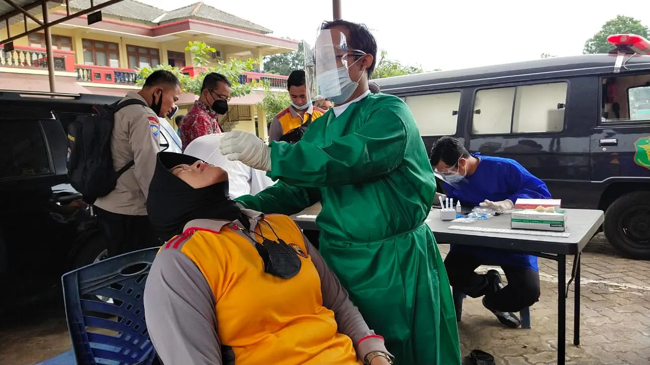 676 Personel Polres Blora Jalani Test Swab. (Liputan6.com/Ahmad Adirin)
