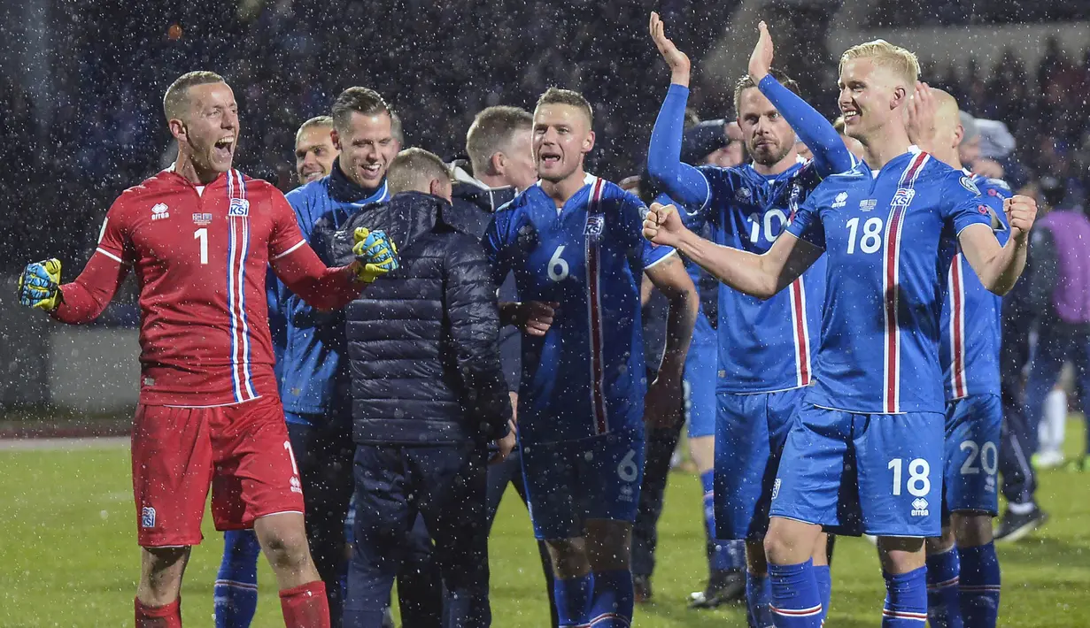 Para pemain Islandia merayakan keberhasilan lolos ke Piala Dunia 2018 usai mengalahkan Kosovo di Reykjavik, Senin (9/10/2017). Islandia untuk pertama kali dalam sejarah lolos ke Piala Dunia. (AFP/Haraldur Gudjonsson)