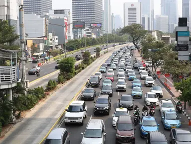 Kendaraan melintas di Jalan Jenderal Sudirman, Jakarta, Minggu (14/10). Badan Pengelola Transportasi Jabodetabek (BPTJ) menyatakan sistem ganjil genap diperpanjang hingga 31 Desember 2018. (Liputan6.com/Immanuel Antonius)
