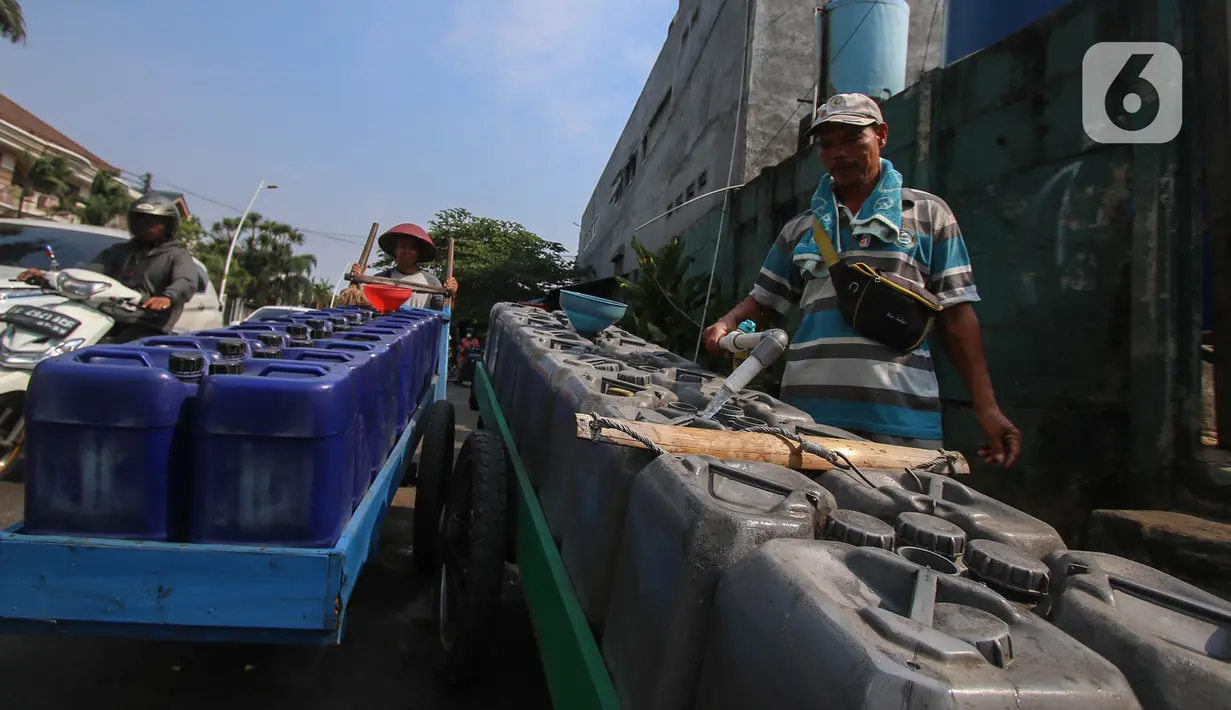 Keberadaan pedagang air bersih keliling sedikit membantu warga. (Liputan6.com/Angga Yuniar)