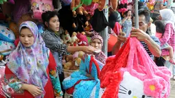 Suasana kios penjualan boneka di Ragunan, Jakarta, Minggu (27/12/2015). Pedagang mengaku omset penjualan pada Libur Natal kali ini melonjak 3x lipat dari pada biasanya. (Liputan6.com/Helmi Afandi)