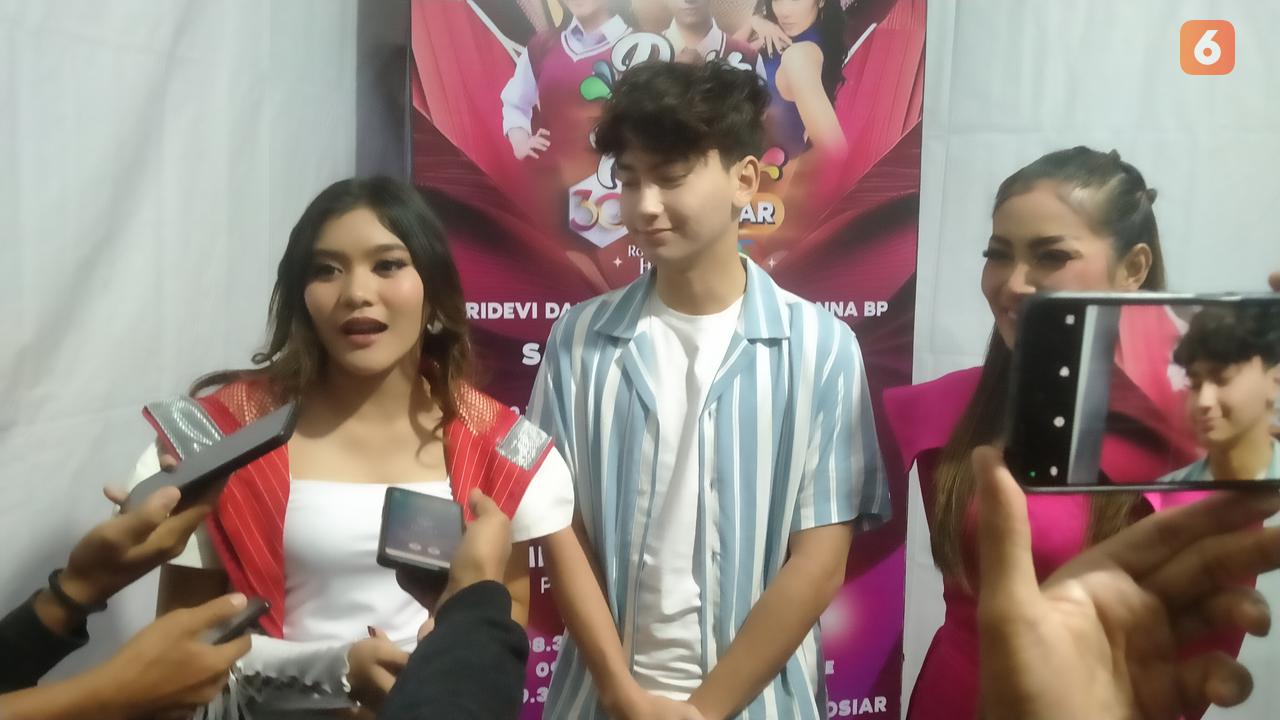 Sridevi Dangdut Academy 5 (DA5), Anna Zanet Bintang Pantura (BP), serta Gabriel dari sinetron 'Magic5'. sebelum tampil menghibur masyarakat Banyuwangi (Hermawan Arifianto)