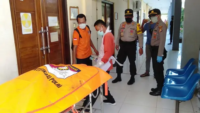 Bocah berusia 7 tahun di Dompu menjadi korban kebakarang yang melalap gubuk tempatnya tidur. (Foto: Liputan6.com/Miftakhul Yani)