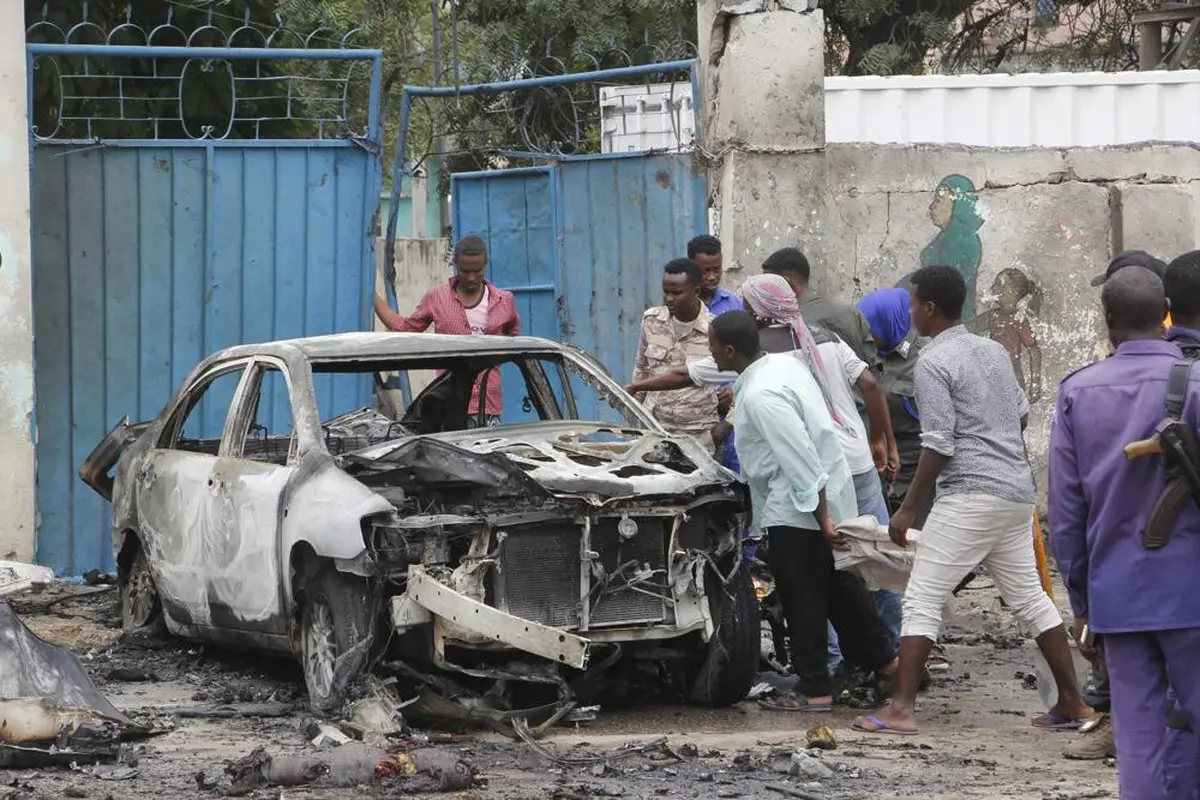Puing-puing setelah serangan bom mobil di pos pemeriksaan Istana Kepresidenan di Mogadishu, Somalia, Sabtu 25 September 2021 (AP Photo)