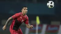 Striker Indonesia, Beto Goncalves, berusaha mengejar bola saat melawan Chinese Taipei pada laga Grup A Asian Games di Stadion Patriot, Bekasi, Minggu (12/8/2018). Indonesia menang 4-0 atas Chinese Taipei. (Bola.com/Vitalis Yogi Trisna)