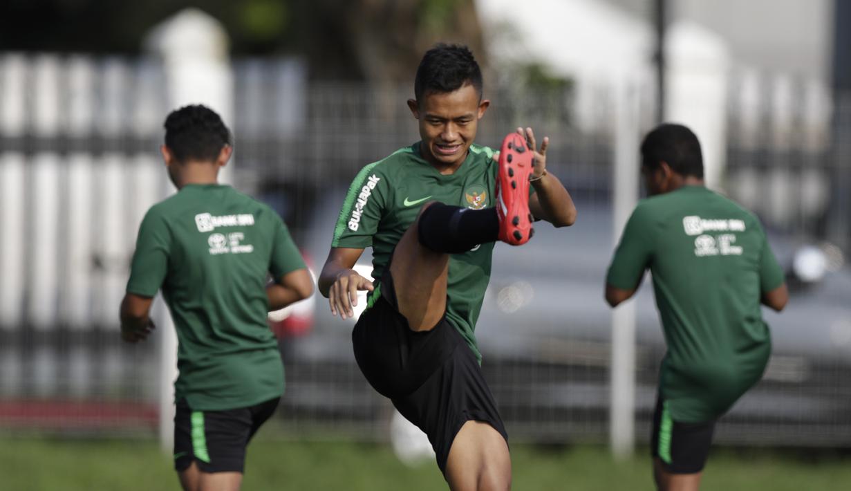 Pemain Timnas Indonesia U-22, Sani Riski, melakukan pemanasan saat latihan di Lapangan ABC Senayan, Jakarta, Kamis (14/2). Latihan ini merupakan persiapan terakhir jelang Piala AFF U-22 2019 di Kamboja. (Bola.com/M. Iqbal Ichsan)