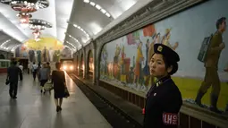 Seorang petugas berdiri di atas platform stasiun kereta bawah tanah atau metro Pyongyang di Korea Utara, 6 September 2018. Stasiun kereta bawah tanah di Pyongyang, menjadi andalan moda transportasi umum warga Korea Utara. (AFP / Ed JONES)