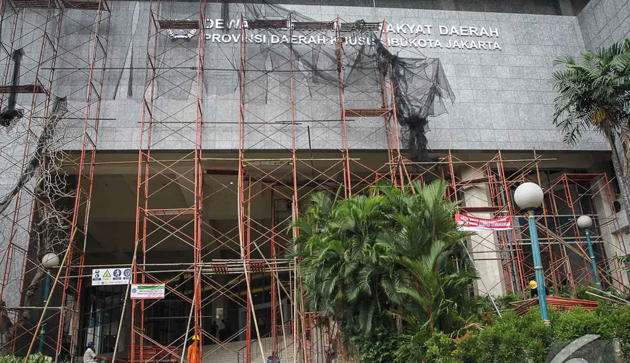 Pekerja merenovasi Gedung DPRD DKI Jakarta. Foto diambil pada Jumat (14/11/2014). (Liputan6.com/Faizal Fanani)