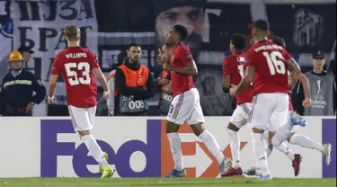 Penyerang Manchester United, Anthony Martial (tengah) berselebrasi usai mencetak gol lewat titik penalti ke gawang Partizan Belgrade pada pertandingan lanjutan Grup L Liga Europa di stadion Partizan, Belgrade, Serbia (24/10/2019). MU menang tipis 0-1 atas Partizan Belgrade. (AP Photo/Darko Vojinov)