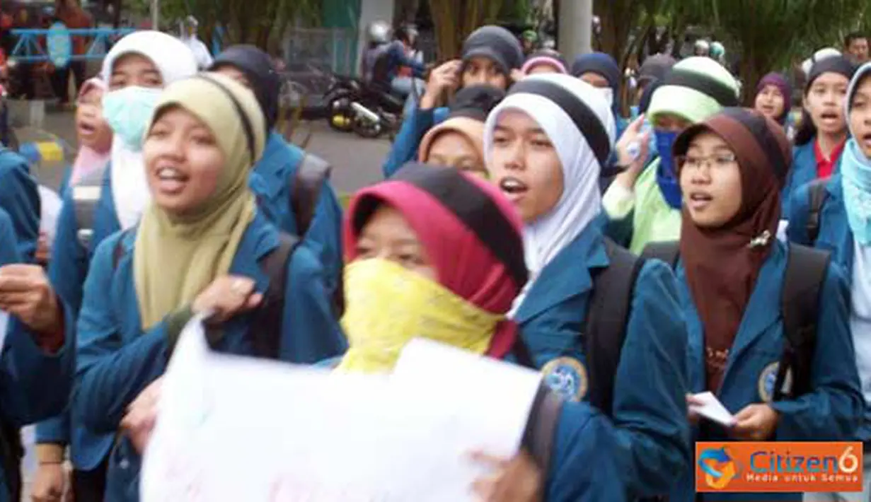 Citizen6, Surabaya: Mahasiswi Unair peduli pendidikan tak luput untuk ikut serta dalam menyatakan demo tersebut, yang pengenaan SP3 bagi mahasiswa jalur SNMPTN dan peningkatan SOP bagi mahasiswa baru jalur PMDK Umum. (Pengirim: Ziadatur Rohmah)