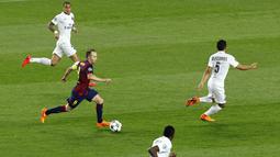Andres Iniesta - Pemain Vissel Kobe ini memegang peran sentral di balik kesuksesan Barcelona memenangi treble pada 2009 dan 2015. Iniesta dikenal sebagai gelandang yang serbabisa dan jenius. Ia telah mengoleksi 33 trofi selama 16 tahun menjadi andalan Barcelona. (AFP/Quique Garcia)