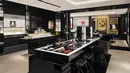 Ruang wewangian dan makeup yang intim menampilkan koleksi eksklusif dari House of Chanel yang memukau, kreasi ikonik yang terinspirasi oleh berbagai babak kehidupan Mademoiselle Chanel. Sebuah lounge dan meja rias dengan suasana tenang dan elegan mendorong klien untuk berlama-lama, menjelajahi, dan menikmati momen penemuan segala hal yang berkaitan dengan kecantikan.  / Foto dok: CHANEL.