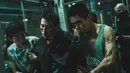 Terakhir, Rak terlihat berlumuran darah dan dikawal secara paksa oleh organisasi yang tampak bengis dan kejam. (Foto: Netflix)
