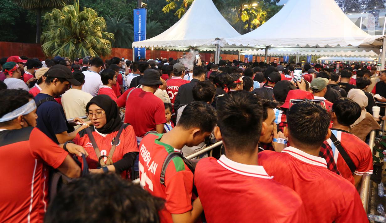 Suporter yang hadir tampak didominasi menggunakan warna merah, yang merupakan jersey Timnas Indonesia. (Bola.com/M. Iqbal Ichsan)