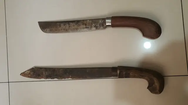 Barang bukti golok di kasus Pengeroyokan Petugas SPPG di Lampung.