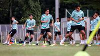 Pemain Timnas Indonesia (dari kanan) Asnawi Mangkualam, Thom Haye, Sandy Walsh dan Ivar Jenner melakukan pemanasan dalam sesi latihan perdana Timnas Indonesia di Lapangan B Gelora Bung Karno, Senayan, Jakarta, Selasa (28/5/2024) jelang menghadapi serangkaian laga uji coba dan kualifikasi Piala Dunia 2026. (Bola.com/Bagaskara Lazuardi)