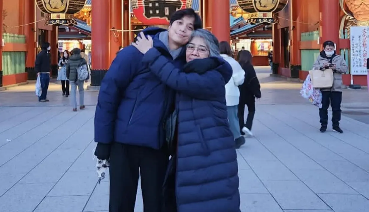 Momen bahagia ditunjukkan Dikta saat mengajak sang ibunda menikmati jalan-jalan di Negeri Sakura. Mantan vokalis Yovie and Nuno itu juga mengabadikan foto saat dirinya dipeluk oleh sang ibunda. Meski kebersamaannya jarang tersorot, Dikta dikenal dekat dengan keluarga, khususnya sang ibunda. (Liputan6.com/IG/@dikta)