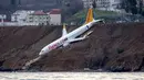 Pesawat maskapai Pegasus Airlines yang nyaris terperosok ke dalam laut saat mendarat di bandara Trabzon, Turki, Minggu (14/1). Beruntung, seluruh penumpang maupun awak pesawat tidak terluka dan dapat  segera dievakuasi. (DOGAN NEWS AGENCY/AFP)