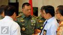 Panglima TNI, Jenderal TNI Gatot Nurmantyo (kiri) menerima keterangan dari Direktur P2Humas Ditjen Pajak, Mekar Satria Utama usai mengisi SPT Tahunan dengan menggunakan E Filling di Mabes TNI, Jakarta, Rabu (30/3/2016). (Liputan6.com/Helmi Fithriansyah)