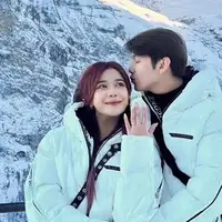 Brisia Jodie Dilamar Jonathan Alden di Hamparan Salju Swiss. [@brisiajodie96]
