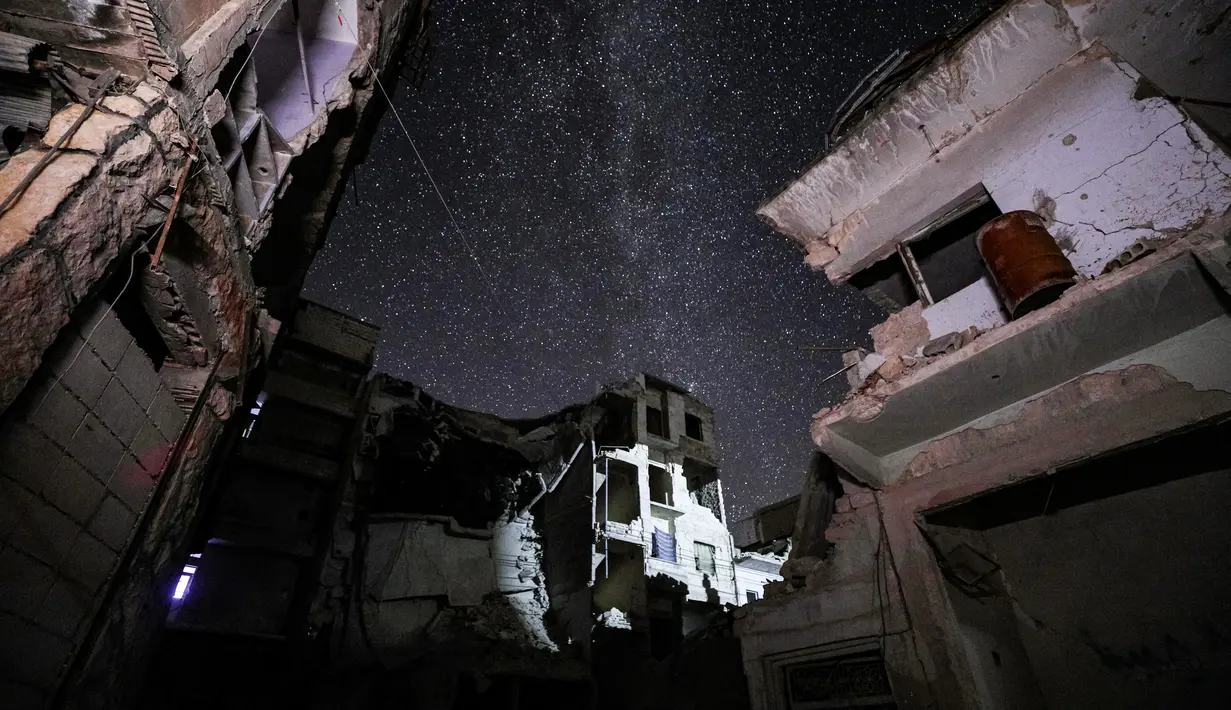 Galaksi Bima Sakti menghiasi langit malam terlihat dari Kota Ariha, Provinsi Idlib, Suriah, Sabtu (27/6/2020). (Omar HAJ KADOUR/AFP)