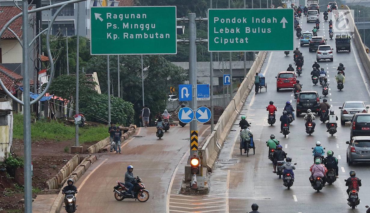 Pengendara sepeda motor melawan arus lalu lintas di akses persimpangan Jalan TB Simatupang - Jalan Antasari di Jakarta, Senin (8/4). Tidak adanya pengawasan serta sanksi tegas bagi pelanggar menyebabkan para pengendara tersebut nekat melawan arus lalu lintas. (Liputan6.com/Immanuel Antonius)