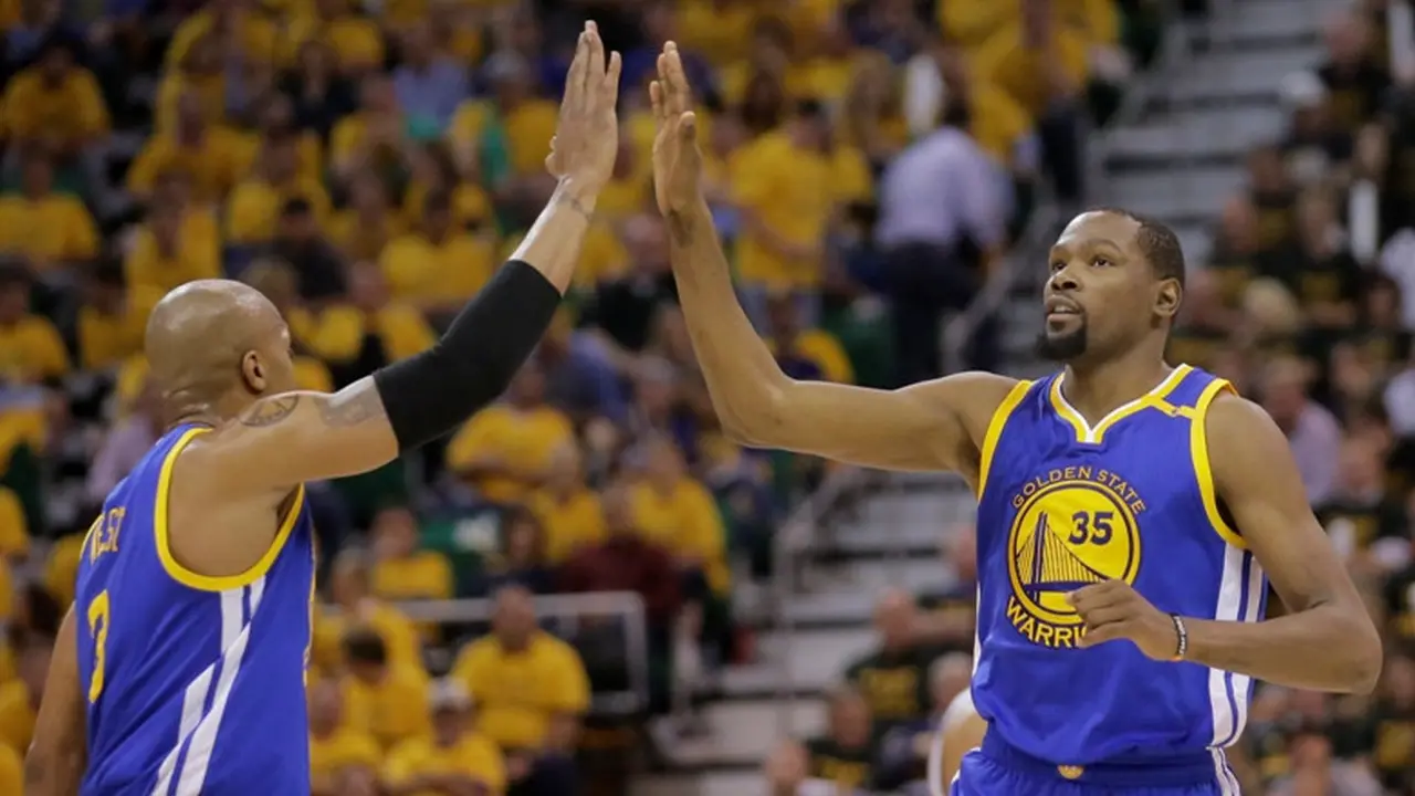 Forward Golden State Warriors, David West dan Kevin Durant (kanan).