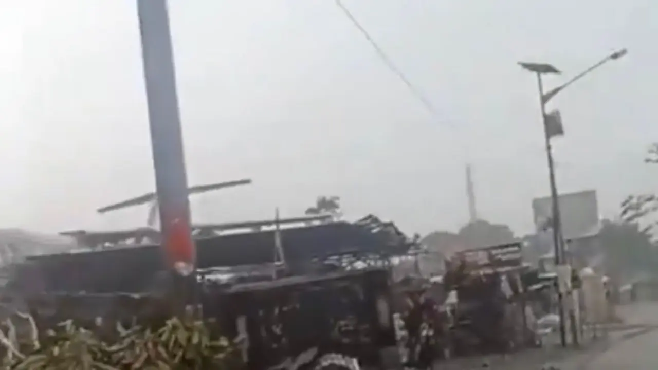 Puting beliung menerjang Desa Pondok Udik, Kecamatan Kemang, Kabupaten Bogor, Jawa Barat.