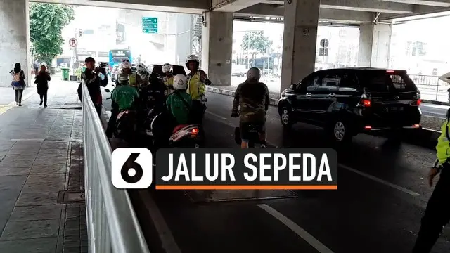 Petugas gabungan dari kepolisian dan Dinas Perhubungan melakukan razia terhadap pelanggar jalur sepeda di beberapa ruas jalanan Jakarta. Kebanyakan pelanggar tidak tahu peraturan baru tersebut.