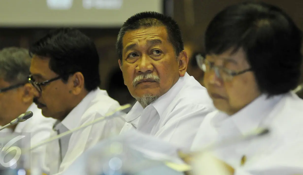 Wakil Gubernur Jawa Barat Deddy Mizwar (ketiga kiri) dan Menteri Lingkungan Hidup dan Kehutanan (LHK) Siti Nurbaya   saat melakukan Rapat Kerja dengan Komisi VII DPR RI, di Kompleks Parlemen, Senayan, Jakarta Rabu (20/4). (Liputan6.com/JohanTallo)