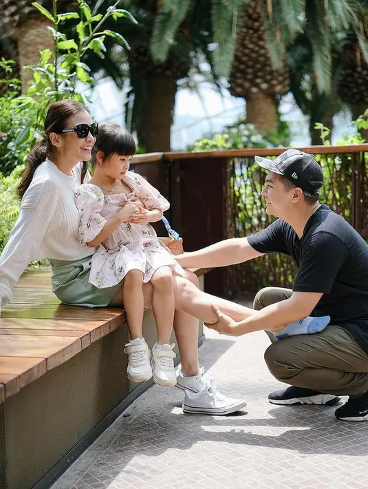 Unggahan tersebut mendapat banyak sambutan positif dari warganet. Selain doa pernikahan keduanya langgeng, juga tidak sedikit yang menyebut keduana keluarga idaman hingga panutan. [Instagram/glennalinskie]