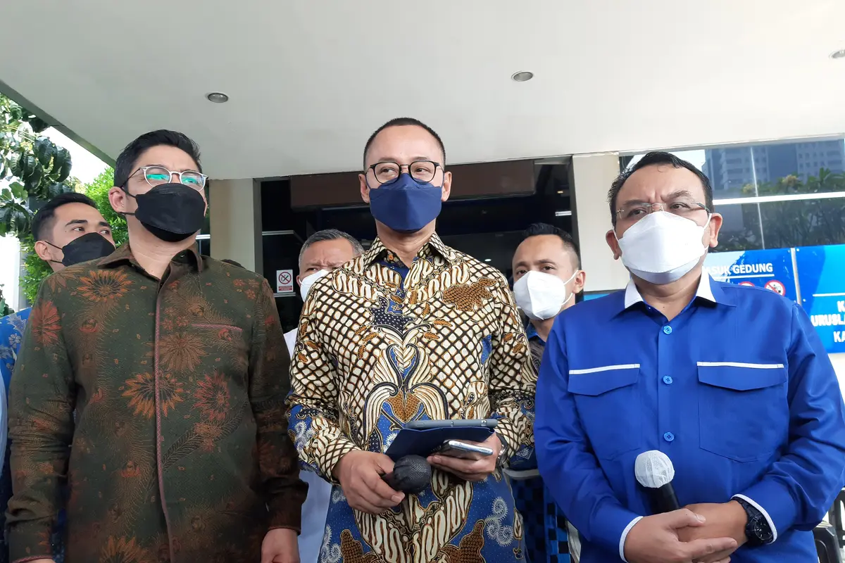 Sekretaris Jenderal Partai Amanat Nasional (PAN) Eddy Soeparno melapor ke Polda Metro Jaya, Senin (25/4/2022).
