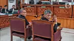 Terdakwa kasus perintangan proses penyidikan pembunuhan berencana terhadap Nofriansyah Yosua Hutabarat atau Brigadir J, Brigjen Hendra Kurniawan dan Agus Nurpatria saat mengikuti sidang di Pengadilan Negeri Jakarta Selatan, Kamis (27/10/2022). Dalam persidangan ini beragendakan pemeriksaan atau mendengar keterangan saksi. (Liputan6.com/Angga Yuniar)