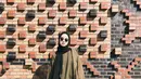 Wanita kelahiran 1992 ini mengenakan pashmina dan celana hitam yang dipadukan dengan sweater dan jaket coklat memberi kesan outfit santai dan simple. (Liputan6.com/IG/@gitasav)