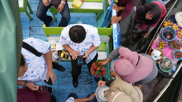 Direktur Utama BPJS Kesehatan, Prof Ali Ghufron Mukti Memastikan Pedagang Pasar Terapung Lok Baintan yang Tergabung di JKN Dapat Layanan Optimal di Fasilitas Kesehatan (Foto: Istimewa)