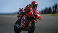 Pembalap Ducati Lenovo Team, Francesco Bagnaia, menjadi juara pada MotoGP Portugal yang digelar di Sirkuit Portimao, Minggu (26/3/2023) malam WIB. (AFP/Patricia De Melo Moreira)