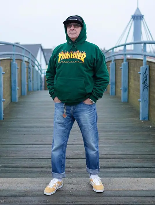 Kakek asal Jerman, Alojz Abram berpose dengan menggunakan pakaian bergaya street wear atau gaya khas fashion jalanan. Berbagai merek pakaian anak muda mulai dari Supreme, Thrasher, Stussy, hingga Vans menjadi favorit Alojz Abram. (Instagram/jaadiee)