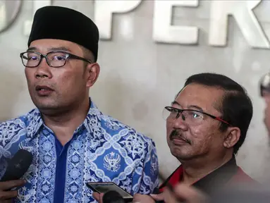 Walikota Bandung Ridwan Kamil memberikan keterangan usai pertemuan tertutup di DPP PDIP, Jakarta, Rabu (3/1). Kamil mengatakan dirinya hanya menyambung bersilaturahmi dan membicarakan topik ringan dengan pengurus PDIP. (Liputan6.com/Faizal Fanani)