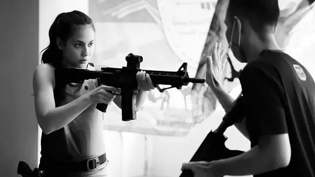 6 Gaya Pevita Pearce Latihan Menembak Ini Bak Angelina Jolie