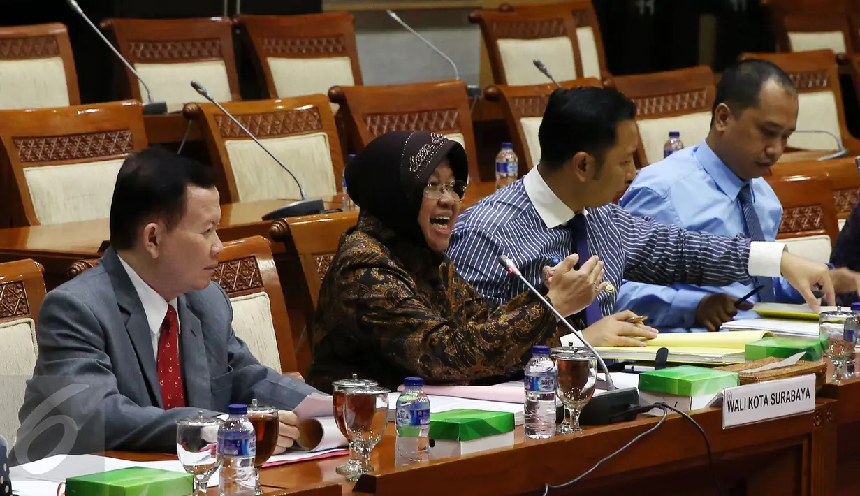 Walikota Surabaya Tri Rismaharini memberi penjelasan terkait perkembangan pembangunan pasar Turi Surabaya saat melakukan Rapat dengar Pendapat dengan Komisi III DPR, Jakarta, Selasa (29/11). (Liputan6.com/Johan Tallo)