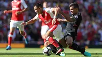 Penyerang Arsenal, Alexis Sanchez, berusaha melewati hadangan bek Liverpool, Dejan Lovren. Pada laga ini sebagai tuan rumah, The Gunners langsung  bermain menyerang sejak awal laga. (AFP/Lee Mills)